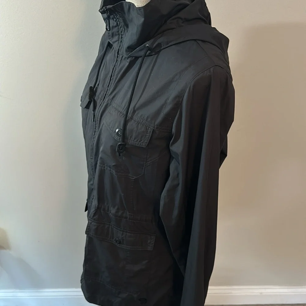 Mountain Hardwear vents airflow zippered